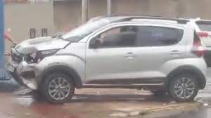 Batida entre dois carros deixa veículo com frente destruída no bairro Brasil, em Uberlândia