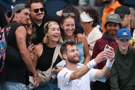 Australian Open odds, picks: Carlos Alcaraz vs. Corentin Moutet best bet Thursday