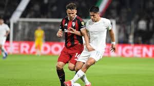 Partido Libertad vs River Plate en la Copa Libertadores 2025 - Estadio lleno y jugadores en acci&oacute;n