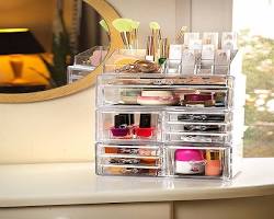 تصویر قفسه های سازماندهی شده در محل کار