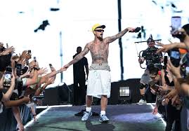 Justin Bieber Makes Surprise Appearance at Fanatics Fest, Performs Shirtless