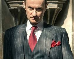 Mycroft Holmes (Mark Gatiss) resmi