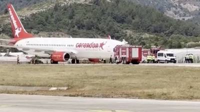 Antalya'da yolcu uçağının ön lastiği inişte patladı