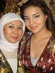 &quot;Saya kata kepada mereka, dengan segala hormatnya, saya ibunya, bagi pihak keluarga Manohara, saya jemput keluarga Tengku datang ke Jakarta untuk ... - c29033e349cd0d1c2e52f428e5ab1a3a