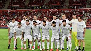 Un bochorno, una buena hora de partido y algunas despedidas