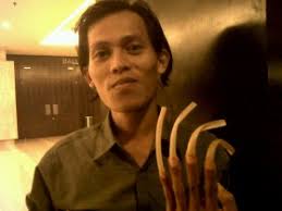 kuku panjang. MAKASSAR, TRIBUN-TIMUR.COM -- Pria dalam foto ini bernama Nicolha. Ia adalah wartawan politik Harian Seputar Indonesia. - kuku-panjang