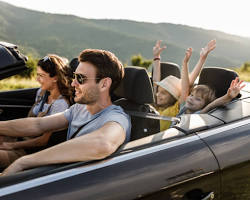 Imagem de Família viajando em um carro