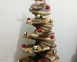 Imagem de Árvore de Natal com Paletes de Madeira