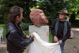 <b>Peter</b> Maffay mit Skulptur - Steinbildhauer <b>Klaus Reimer</b> - peter-maffay-skulptur