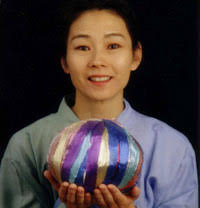 Picture of Noriko Yamamoto holding a ball of ribbon Noriko Yamamoto | A professional dancer, choreographer, mime, clown, Silent Storyteller and visual ... - yamamoto_photo.jpg