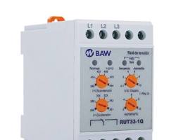 Imagen de Panel de control con múltiples relés en riel DIN