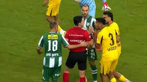 Kurallar altüst oldu! Hakemin kararına futbolcular bile inanamadı — Haber 7