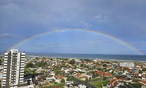 Sábado com sol, chuva e arco-íris no Litoral Norte