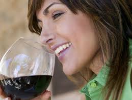 El vino tinto te ayuda a perder peso. POR: Carolina Saracho - 26 / Junio / 2012. Una copa al día acelera tu metabolismo y reduce el colesterol - mujer_vino