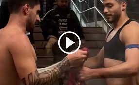 El emotivo reencuentro de Raúl Jiménez con sus ex compañeros portugueses y el intercambio de camisetas que ...