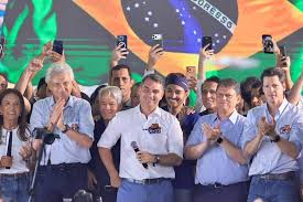 Flávio Bolsonaro fala em usar maioria no Congresso para mudar a Constituição e 'redemocratizar o país'