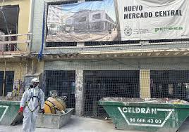 Arrancan los trabajos de retirada de fibrocemento en el Mercado Central de Elche