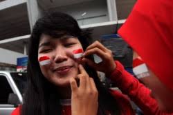 Hampir Saja Gue Cium Pipi Irfan Bachdim! TRIBUNNEWS.COM/DANY PERMANA. Satu di antara suporter wanita Indonesia yang datang ke Stadion Gelora Bung Kano saat ... - Suporter-Wanita-Timnas