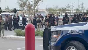 Reportan personas armadas en centro comercial de Torreón; hay varios detenidos