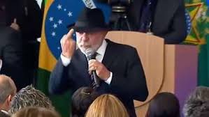 Lula mostra dedo do meio durante discurso no Palácio do Planalto: 'Aqui para eles'