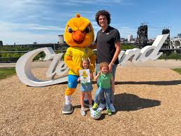 Anderson Varejão dá as boas-vindas ao "Canarinho Pistola" em cidade de amistoso da Seleção