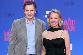 Romance de Pamela Anderson e Liam Neeson: Verdade ou Marketing Astuto? - Imagen principal del artículo