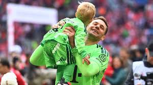 Manuel Neuer und Sohn Luca: Süße Szenen auf dem Spielfeld