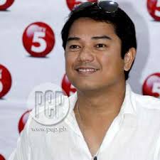 Singer turned actor Ariel Rivera is part of Eugene Domingo&#39;s upcoming sitcom on TV5 titled Inday Wanda. He will portray the role of Daddy Lee. - 3ca29a8af