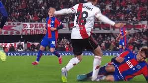 ¡Escándalo en River! ¿Era Roja? La Patada de Pity Martínez que Enciende la Polémica - Imagen ilustrativa del artículo