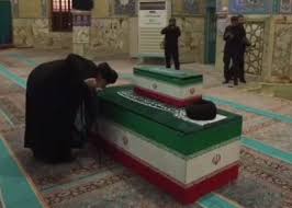 بوسه حجت‌الاسلام سید هادی خامنه‌ای، برادر رهبر شهید انقلاب بر پیکر قائد شهید امت