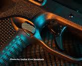 person cleaning the barrel of an AR15 with a bore brush and rod. A tactical image from Unsplash.的图片