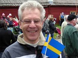Tässä kuva ensimmäisestä kansallispäivän vietosta, vuodelta 2005. Kerhon entinen puheenjohtaja Tapio Tamminen heiluttaa ylpeänä Ruotsin lippua. - 200606RuotsinKansPaiva5