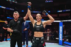UFC: Felipe Franco e Dione Barbosa vencem; Tabatha Ricci é dominada por americana