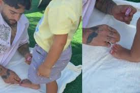 Video: Maluma enternece las redes al hacerle la ‘pedicura’ a su hija