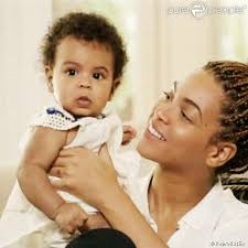 Beyoncé mostra pela primeira vez o rostinho de Blu Ivy, sua filha com Jay-Z, em documentário que vai ao ar pela HBO neste domingo, 17 de fevereiro de 2013 ... - 20460-beyonce-mostra-pela-primeira-vez-o-620x0-1