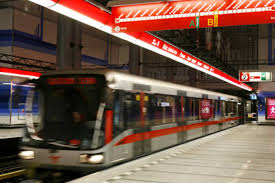 Metro C nejezdí mezi Florencí a Pražským povstáním, kočárek skončil pod vlakem