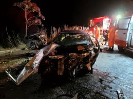 Dois motoristas morrem e três pessoas ficam feridas em acidente entre dois carros na BR-251
