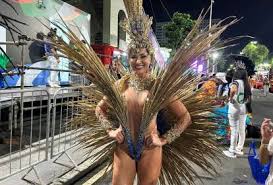 A rainha de bateria que abre desfiles na Sapucaí unindo política e samba
