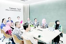 ULM Mantap Menuju World Class University Bersama PCINU Taiwan Gelar Seminar Perlindungan Hukum PMI - Radar Banjarmasin
