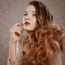 longs-boucles-flous-helene-clement-web. Les cheveux sont longs et bouclés sur la longueur. Les boucles sont déstructurées et travaillées de façon flou pour ... - longs-boucles-flous-helene-clement-web1