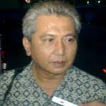 Detik.com, Jakarta – Mantan Menteri Peningkatan Produksi NII KW IX Imam Supriyanto mengatakan ada uang kas NII yang disimpan di Bank Century. - imam-supriyanto-mega-dalam