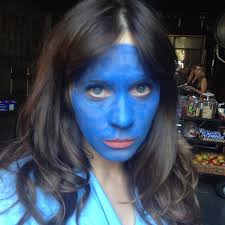 A atriz postou uma foto em seu perfil no Instagram em que aparece com o rosto todo pintado de azul. Com cara de emburrada, ela escreveu: &quot;Trabalho estranho&quot; ... - 50c0f4e00f6b11e39f4f1231390f08d1_7
