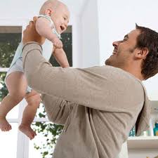 Bố mẹ ẵm bồng chơi đùa cùng bé thường xuyên sẽ giúp trẻ thông minh