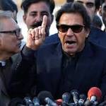Pakistan's Imran Khan Ties Knot