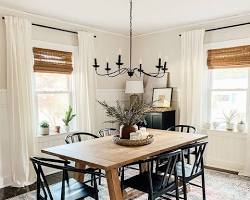 Image d'une salle à manger avec une table de ferme et des chaises modernes