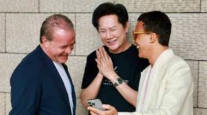 Omar Harfouch logra que Raul Rocha y Nawat Itsaragrisil hagan las paces rumbo a Miss Universo 2025