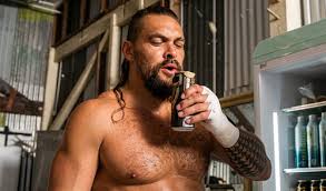 Jason Momoa, hoje aos 47 anos, o Blanka de 'Street Fighter' e eterno 'Aquaman': 'Minha mãe sempre tomava cervejas de qualidade. Ela acabou me criando bebendo as melhores'