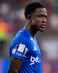 Atacante do Cruzeiro viaja à Finlândia para cirurgia na coxa com médico de Militão