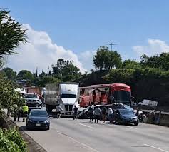 Colapsan la México-Querétaro por 2 accidentes viales