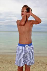 Résultat de recherche d'images pour "garçon maillot de bain"